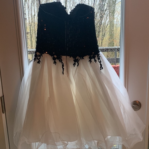 Elegant timeless dress - Picture 2 of 2